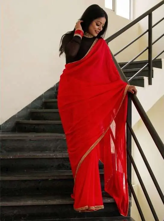 Red Saree with Contrast Blouse in Green worn by Nayanthara