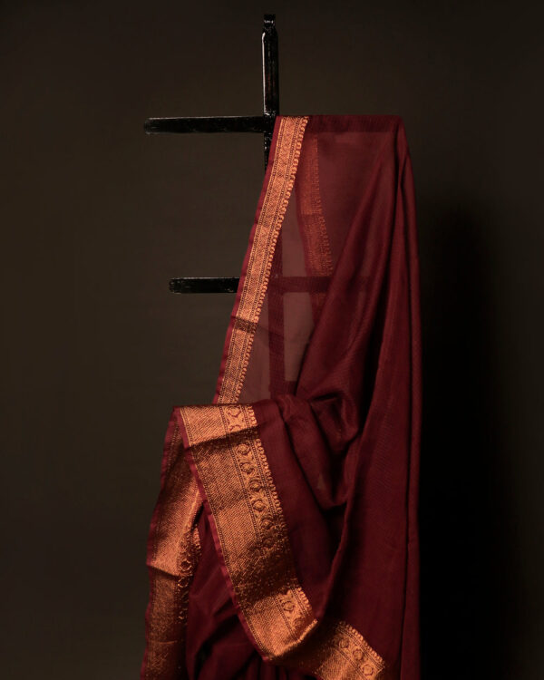 Earthen Elegance Brown Kota Cotton Zari Plain Saree, top close up